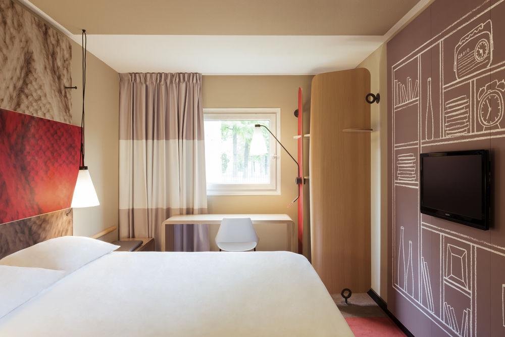 Ibis Paris Le Bourget Hotel La Courneuve Exterior foto