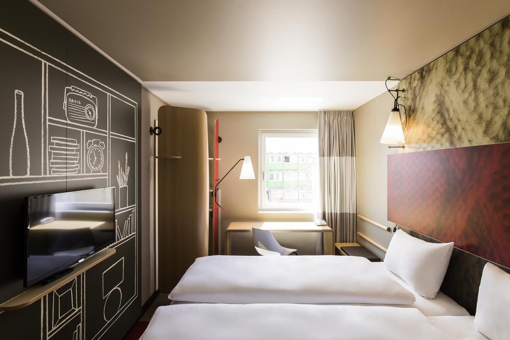 Ibis Paris Le Bourget Hotel La Courneuve Exterior foto